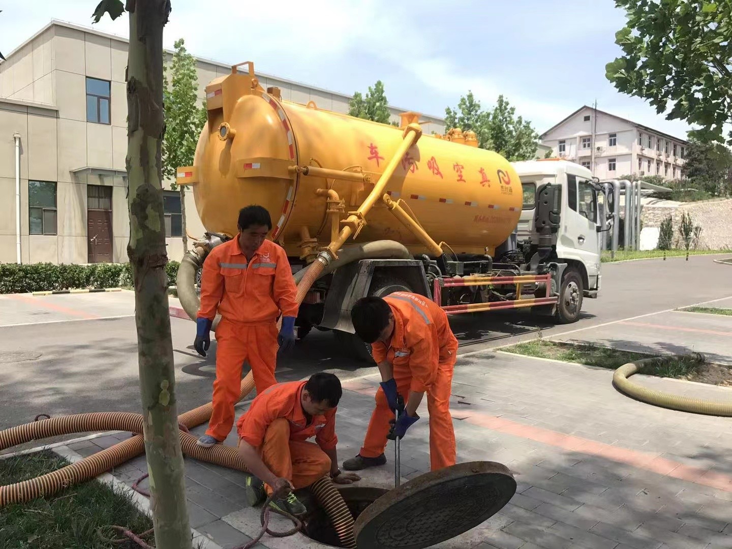 带岭化粪池清理与5-8吨吸粪车施工效率分析